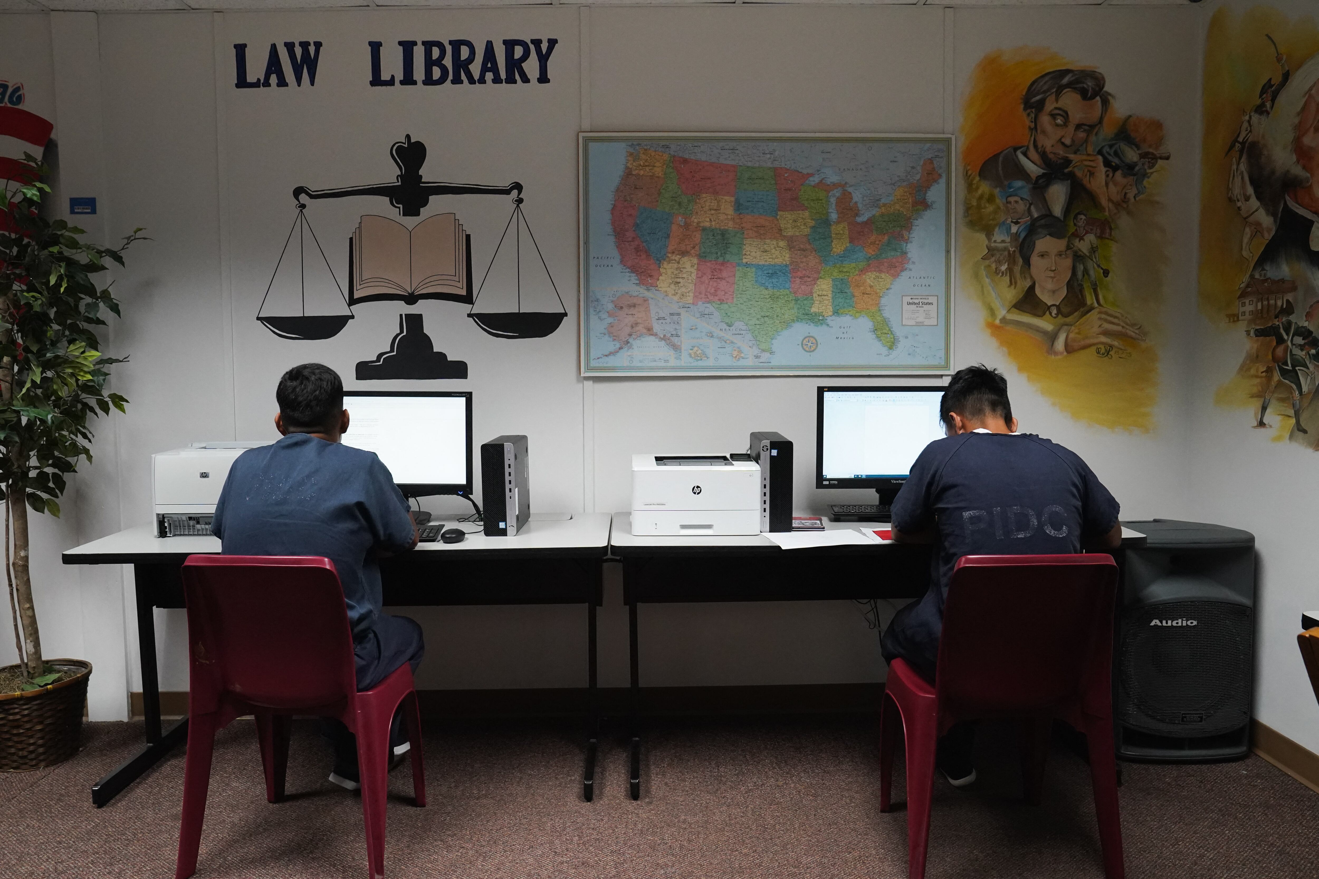Los detenidos usan las computadoras en la biblioteca, durante un recorrido mediático por el Centro de Detención de Port Isabel (PIDC), organizado por las Operaciones de Detención y Deportación de Harlingen (ERO) del Servicio de Inmigración y Control de Aduanas (ICE) de los Estados Unidos