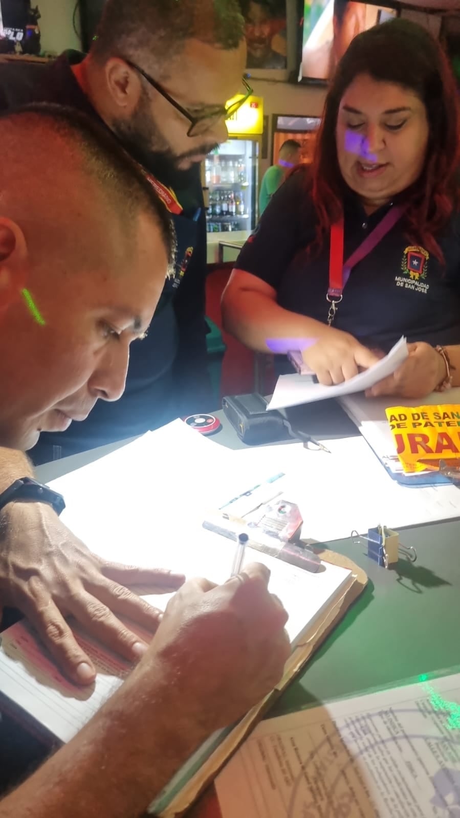 Los bares y restaurantes de San José están muy enojados con el nuevo alcalde de San José, Diego Miranda Méndez, quien responsabilizan de realizar operativos con la Policía Municipal, para cerrar “a como de lugar” bares y restaurantes “sin pensar en la afectación que esto significa”