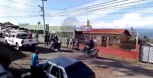 Según el OIJ, los sicarios huyeron por los techos de las casas. Foto Comunicaciones Cartago.