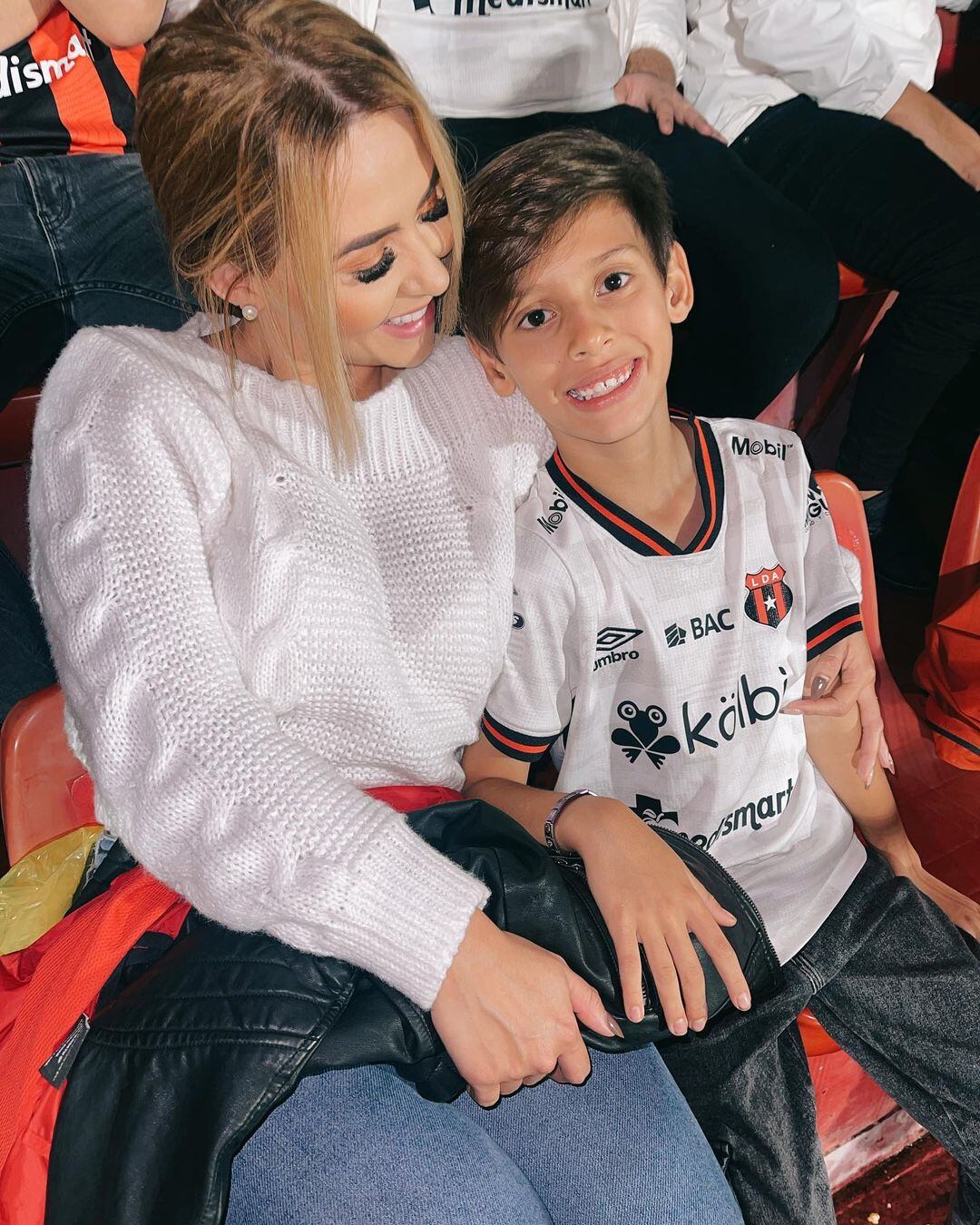 Keyla Sánchez y su hijo Thiago en el estadio Alejandro Morera Soto apoyando a la Liga.