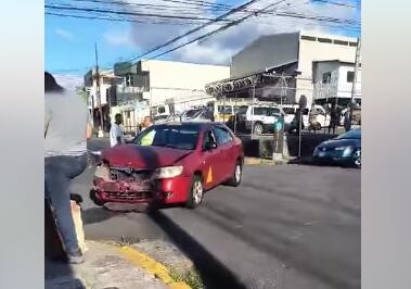Una adulta mayor de apellido Hidalgo, de 68 años, sufrió una dolorosa muerte al ser golpeada por el rebote de dos carros que chocaron en Goicoechea, San José. Foto: Captura de video
