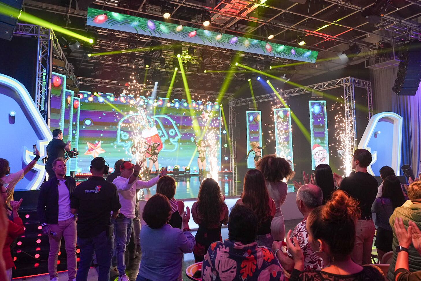 Fotos de los presentadores, público y bailarines de El Chinamo de Teletica en el estreno de su temporada 2024.