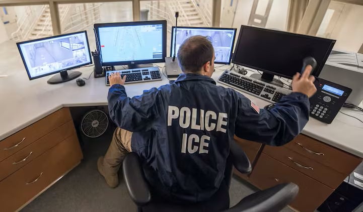 Migrantes en EE. UU. ahora enfrentan monitoreo digital 24/7 por parte del ICE, que rastrea redes sociales, ubicación y datos personales.