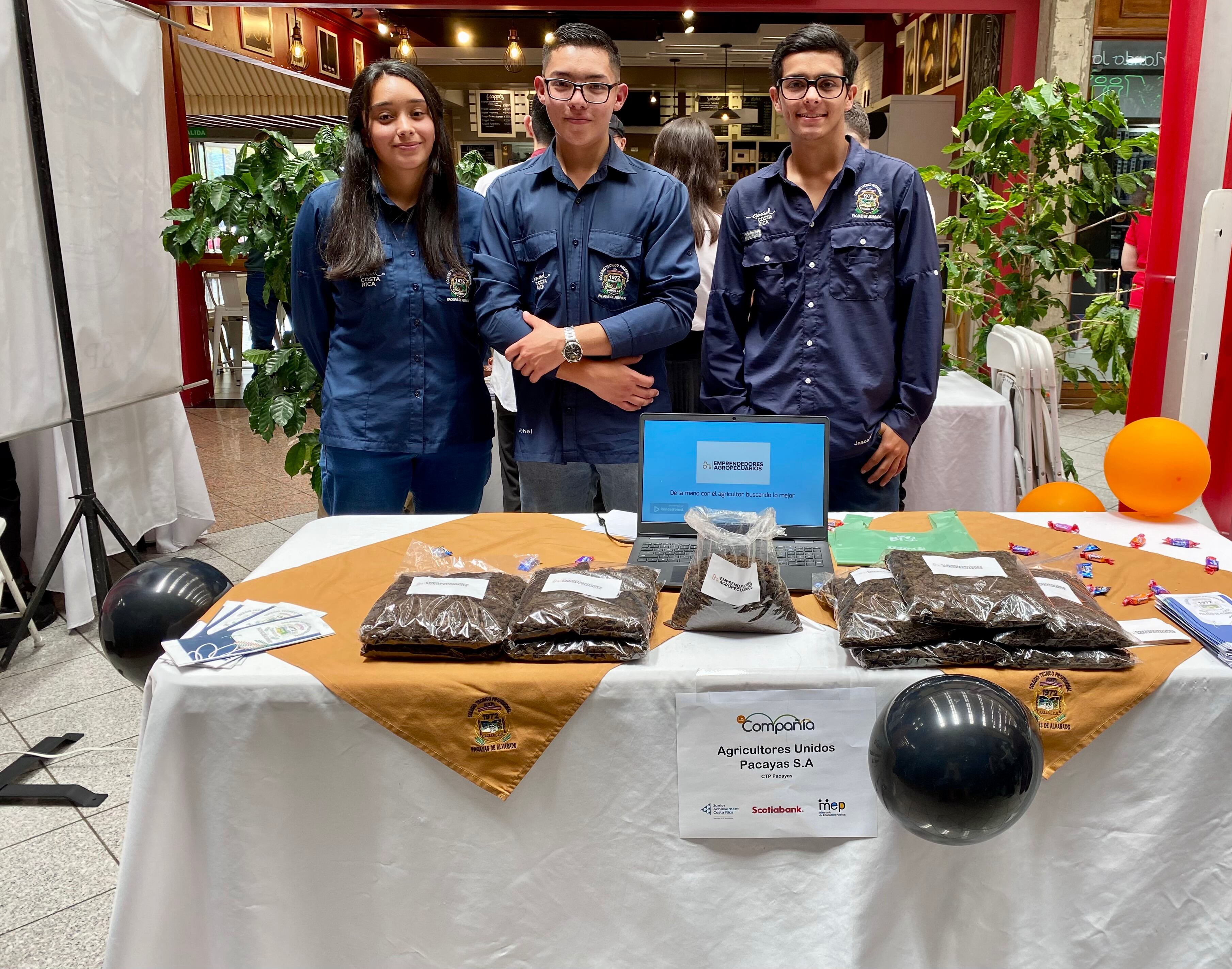 Más de 800 estudiantes de cuarto, quinto y sexto año de colegio de casi todo el país mostraron los productos y servicios que ellos mismos crearon y que sirven o servirán como pequeños emprendimientos en la edición 47 de la Feria del Producto