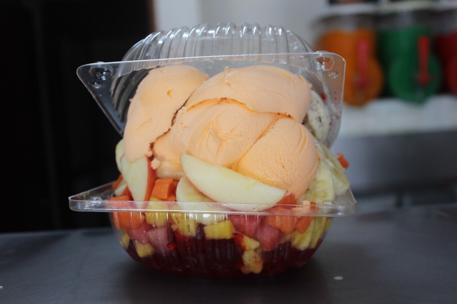 La ensalada de frutas, el clásico de los colombianos en la Heladería El Crucero, lleva piña, papaya, banano, sandía y manzana, así como gelatina y dos helados a escoger.
