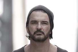 Fanática dejó sin palabras a Ricardo Arjona al “robarle” más de un beso en pleno concierto