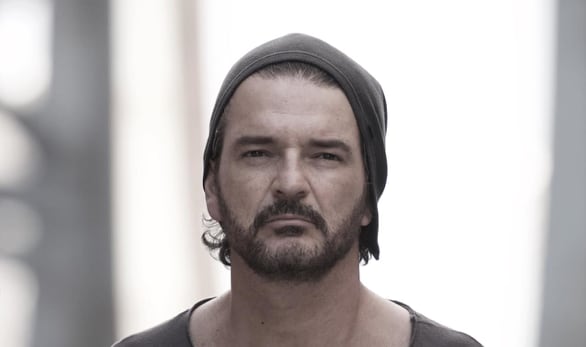 Ricardo Arjona se quedó sin palabras tras recibir los besos.