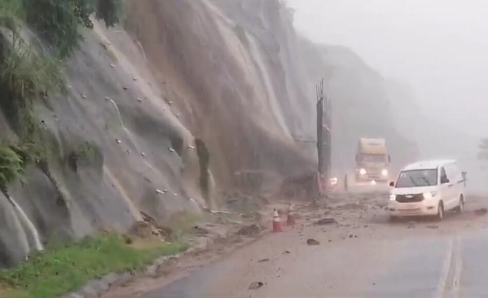 Los fuertes aguaceros de este martes 9 de julio han provocado derrumbes en la carretera que comunica San José con Caldera, conocida como la ruta 27. Foto: Captura de video