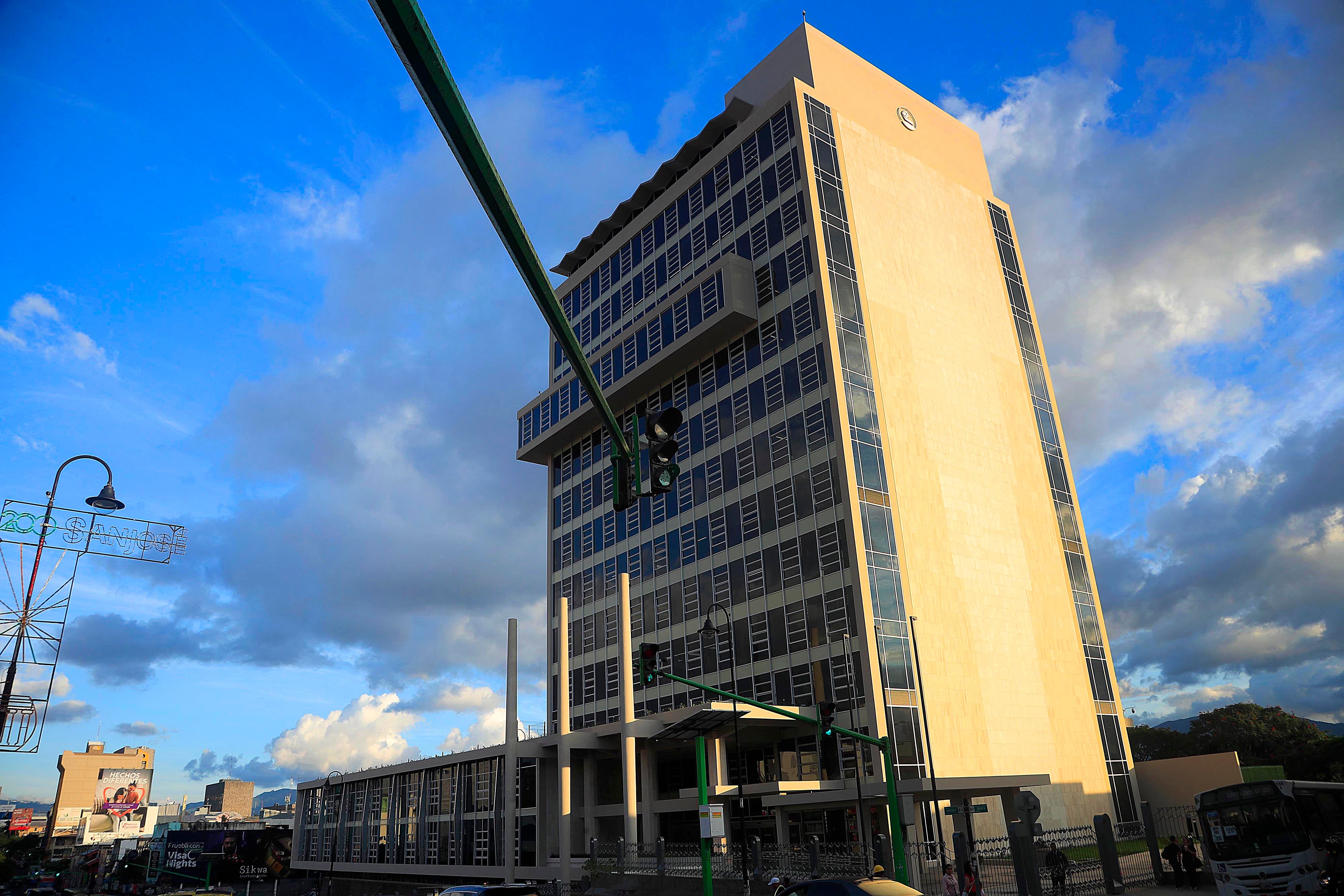 Edificio central de la Caja Costarricense del Seguro Social (CCSS), Avenida Segunda, San José.  Foto: Rafael Pacheco Granados