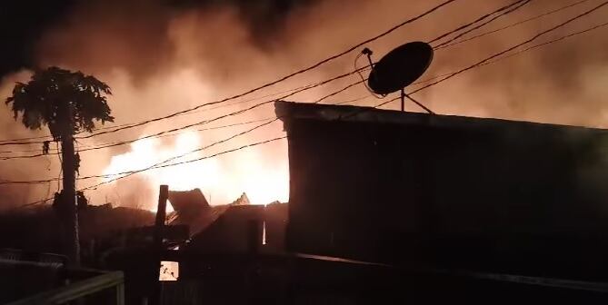 El incendio destruyó 10 casas en León XIII. Foto Bomberos.