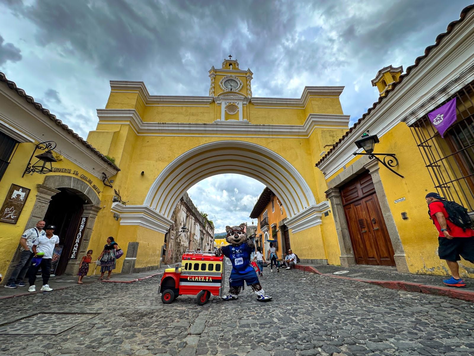 Max disfrutó a lo grande el paseo por las calles de Antigua.