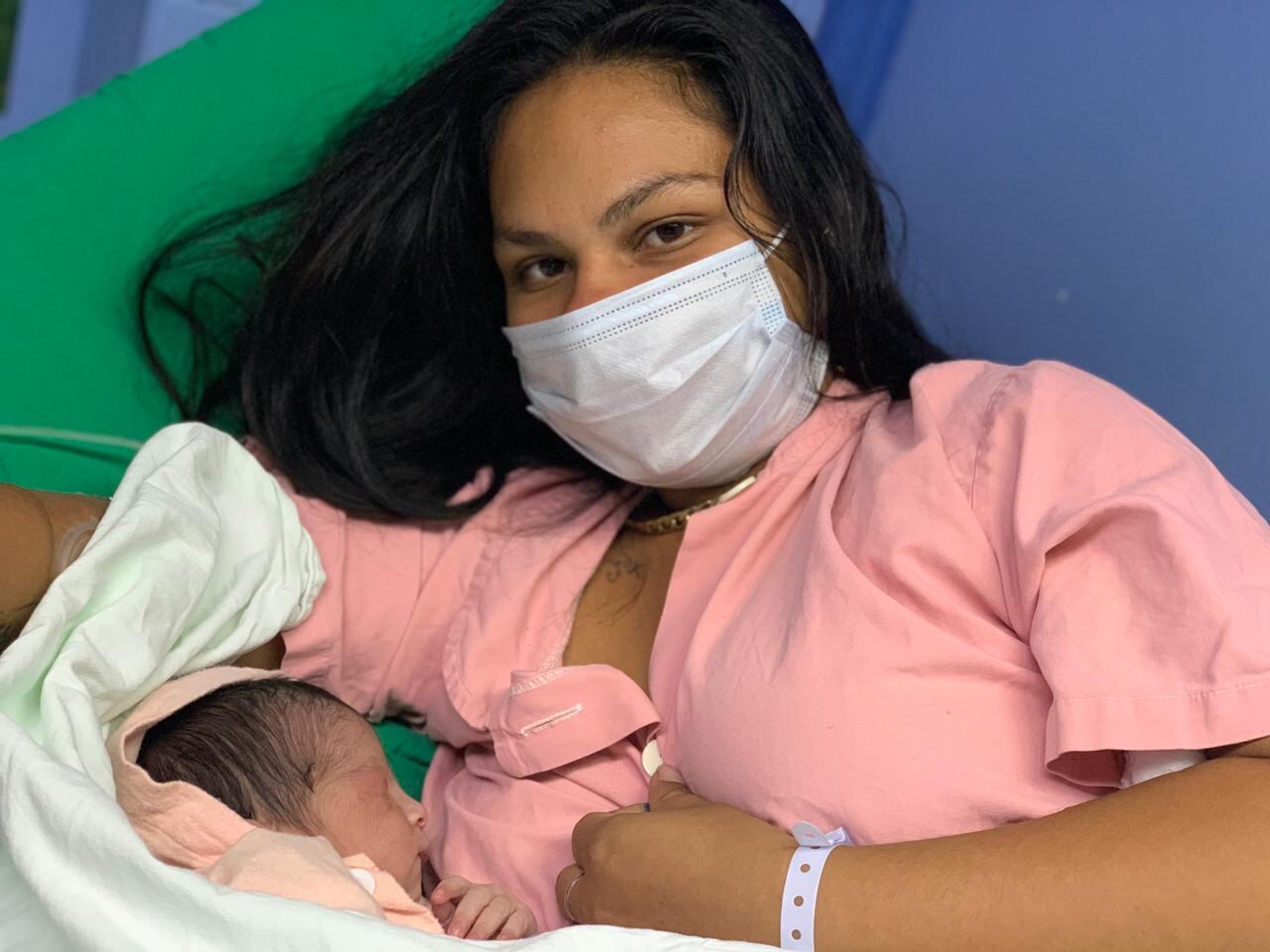Kimberly Pamela Retana Moya dio a luz a su hija Nazareth este domingo 4 de abril en medio de la playa de Caldera, durante un paseo familiar. Tanto ella como su bebé se encuentran en buen estado de salud en el hospital Monseñor Sanabria de Puntarenas. Foto: cortesía de CCSS.