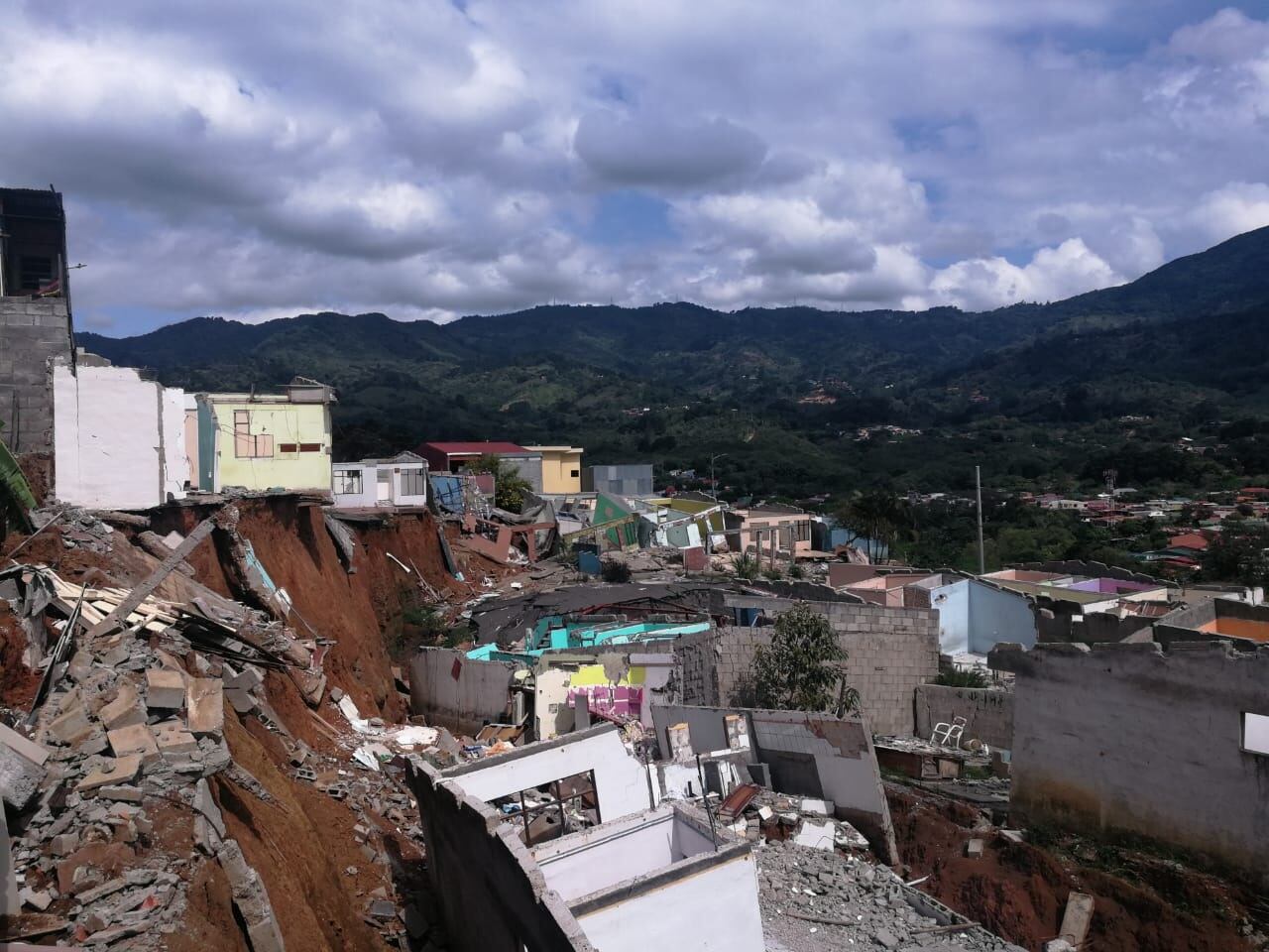 Casas destruidas por deslizamiento en urbanización Valladolid en Desamparados. Foto cortesía Marisol Soto.