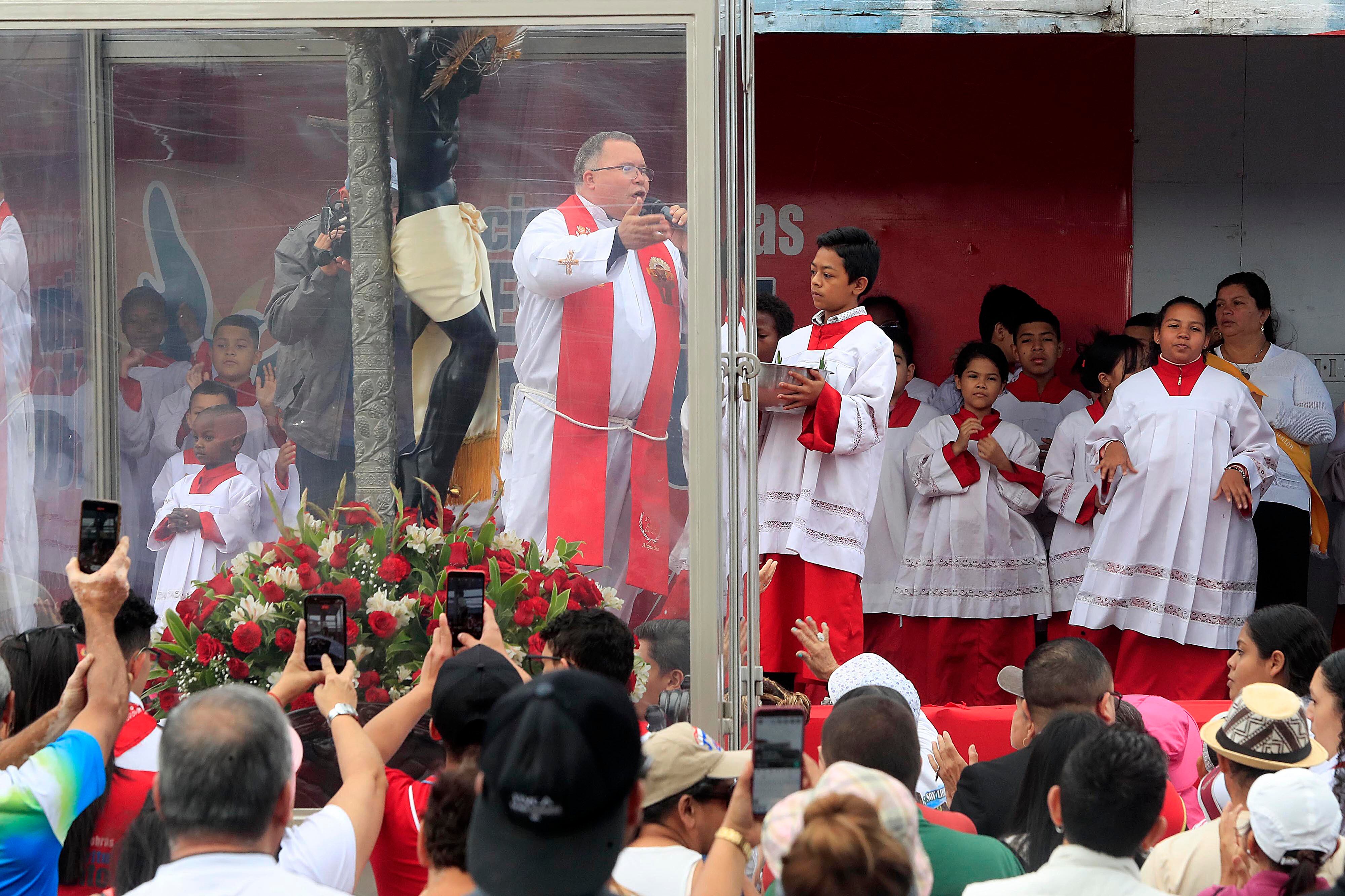 07/01/20023        San José. Romería con el Santo Cristo de Esquipulas desde la Catedral Metropolitana hasta la parroquia de Alajuelita, pasando por la comunidad de Cristo Rey conde el padre Sergio y los colaboradores de Obras del Espíritu Santo también le dieron el acostumbrado especial recibimiento de todos los años. La pequeña peregrinación también pasó por Sagrada Familia y Hatillo antes de llegar a su destino final.