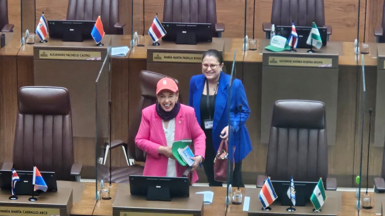 Gloria Navas llegó con un detalle muy saprisista