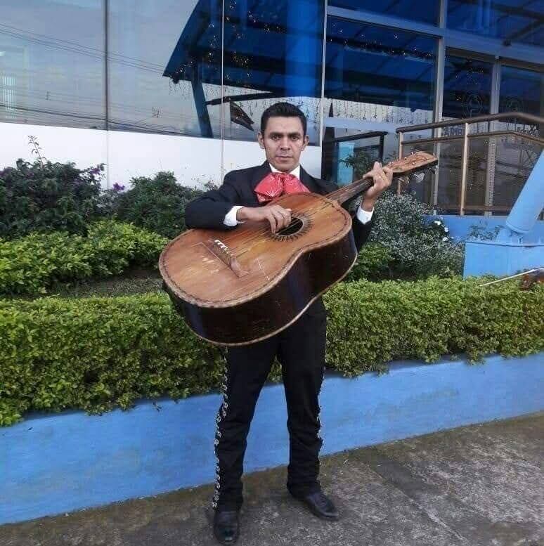 El nicaragüense Adán Castro llegó a Costa Rica en busca de un mejor futuro y hoy cambia el trabajo en construcción por el traje de charro para llevar música cristiana junto al Mariachi Manantial de Vida.