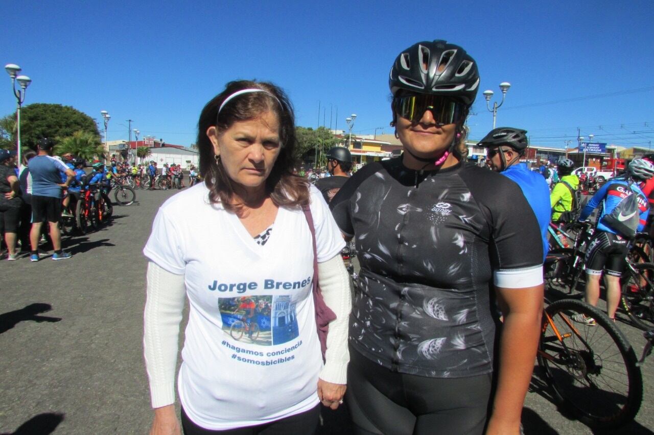 Estefanny Guillén y Xinia Arias, llegaron a rendirle honor al ciclista atropellado Jorge Brenes. Foto Keyna Calderón.