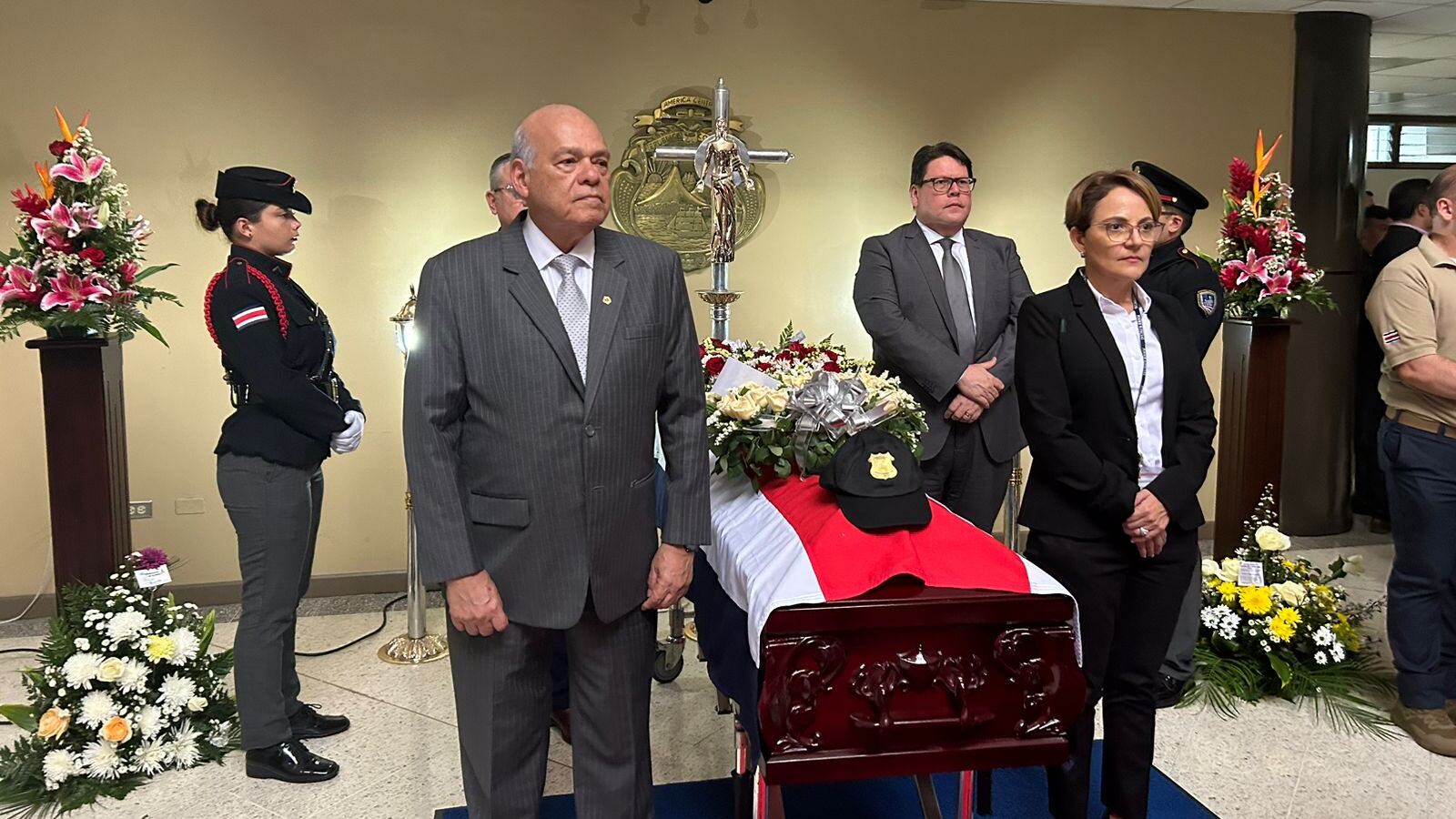 Magistrados y magistradas de la Corte Suprema participan en la capilla ardiente en homenaje al agente Jeiner Gómez Guzmán a quien mataron cuando cumplía con su deber. Foto: Corte Suprema de Justicia