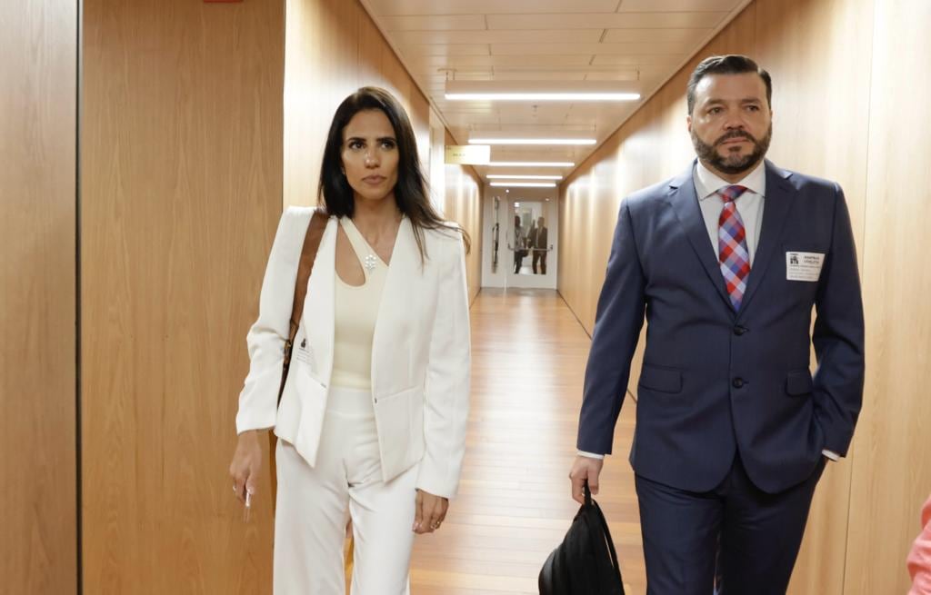 Yafit Ohana camino a la Comisión de Derechos Humanos de la Asamblea Legislativa. La acompaña el abogado Rodolfo Brenes. Foto: Mayela López