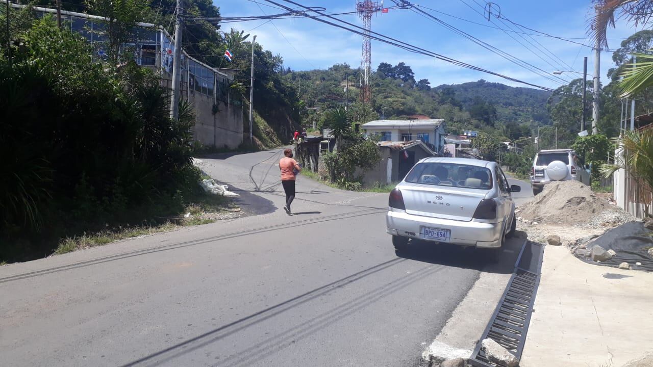Hombre mata a perro y agrede a dos policías en Cartago. Foto Keyna Calderón.