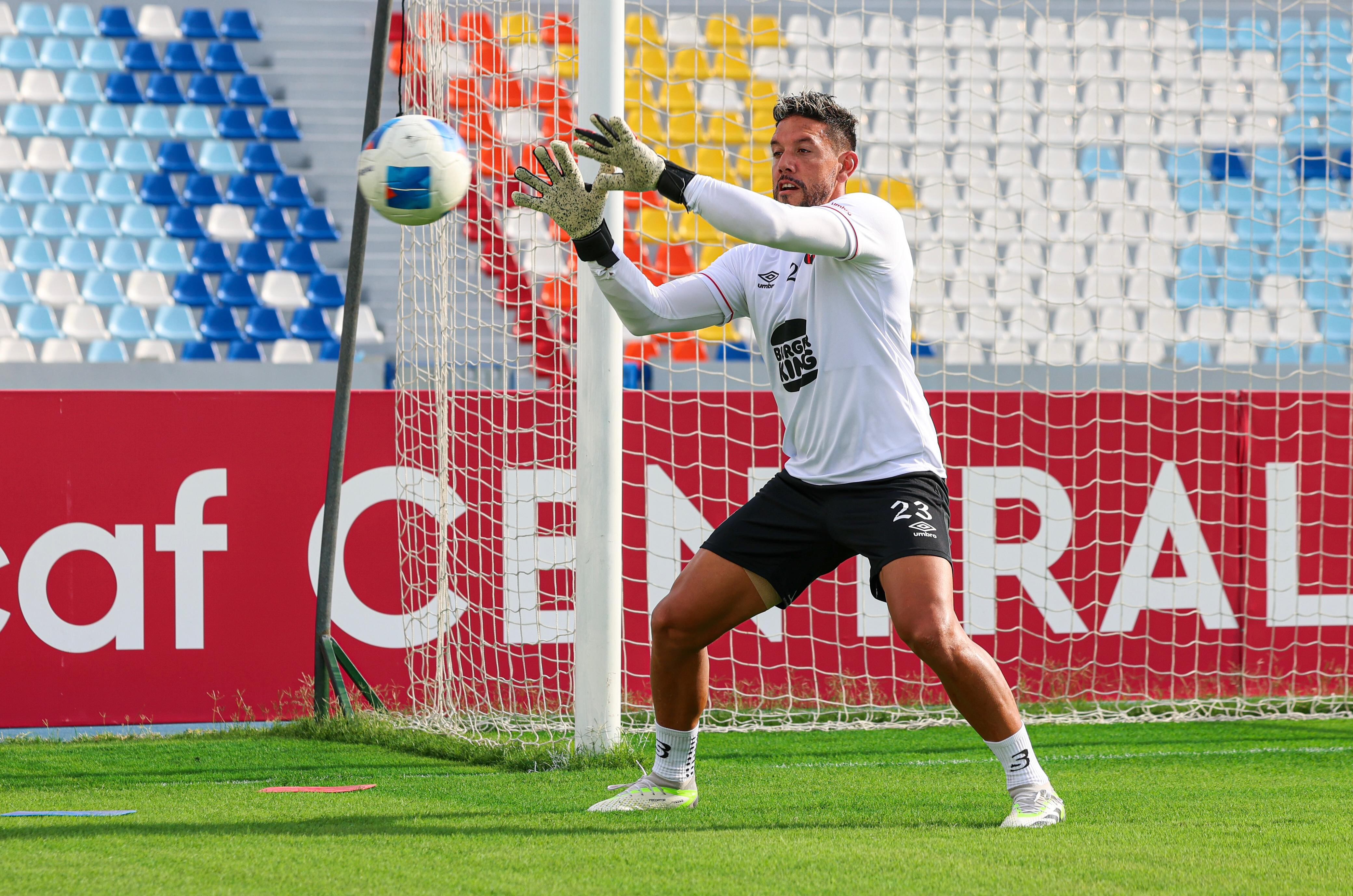 Alajuelense entrena en el estadio Mágico González, San Salvador