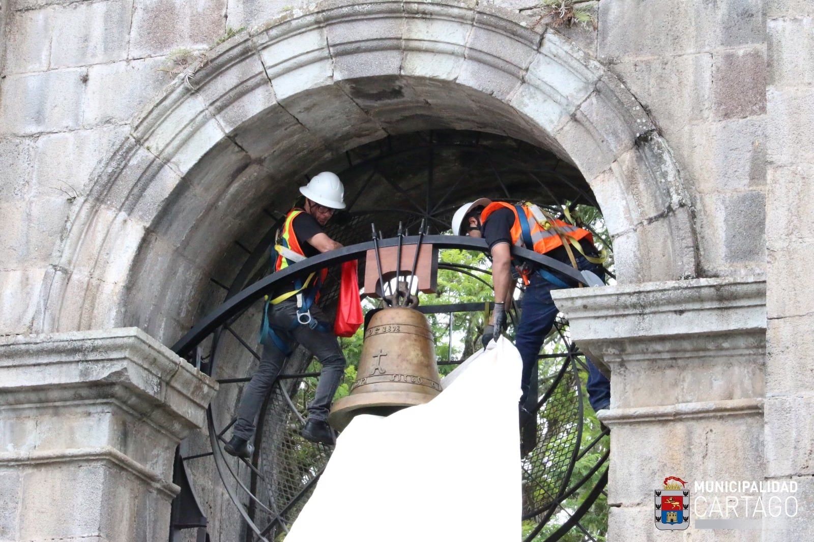 Campana de la Independencia volvió a las Ruinas de Cartago con una réplica exacta de 290 kilos el 7 de mayo del 2026