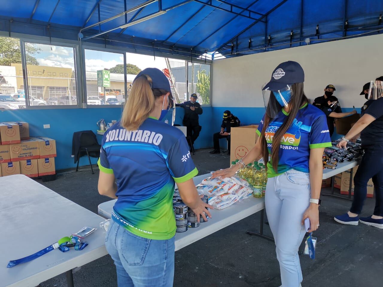 Cien cajas llenas de alimentos,, como gesto de solidaridad fueron preparadas esta semana por los voluntarios de Riteve, como parte del denominado “Proyecto Solidaridad .2” que desarrolla la empresa Riteve y la Sociedad de Socorro Mutuo.