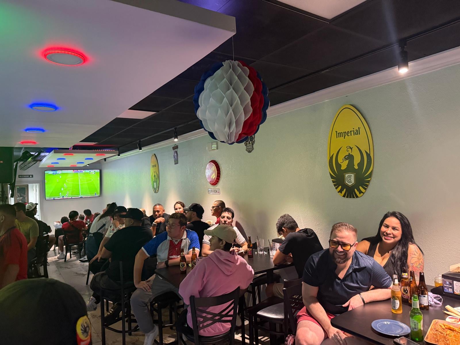 Henry Barrantes , de Guanacaste, alistó su restaurante (Pura Vida) en Orlando en un punto de encuentro para los costarricenses, donde el chifrijo, el cantonés y el fresco de cas ya acompañan la Copa Mundial de la FIFA 2026.