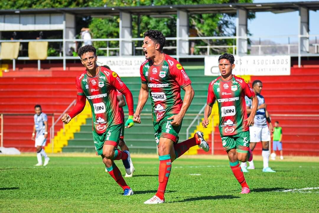 Josimar Olivero (centro) aprovechó un descuido de la defensa de Cartaginés, para poner a ganar a Guanacasteca.