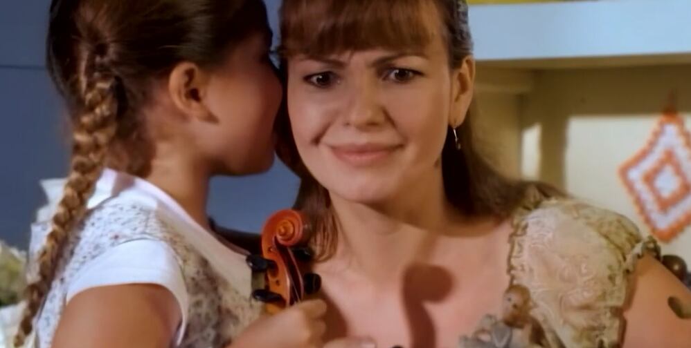 Niña del anuncio de Teletica, Audrey Ramírez y la actriz Rosibel Carvajal, se reencontraron casi 20 años después en Buen día.