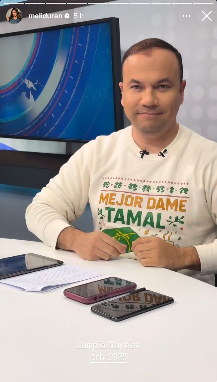 Roberto Brenes lució suéter navideño