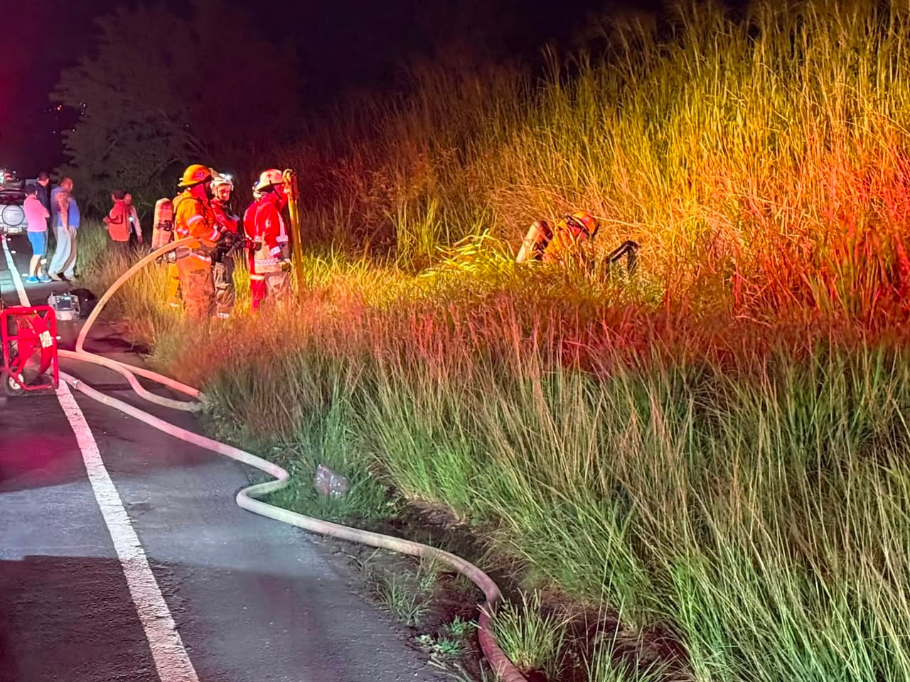 La mujer murió tras quedar prensada en uno de los carros accidentados. Foto Bomberos.