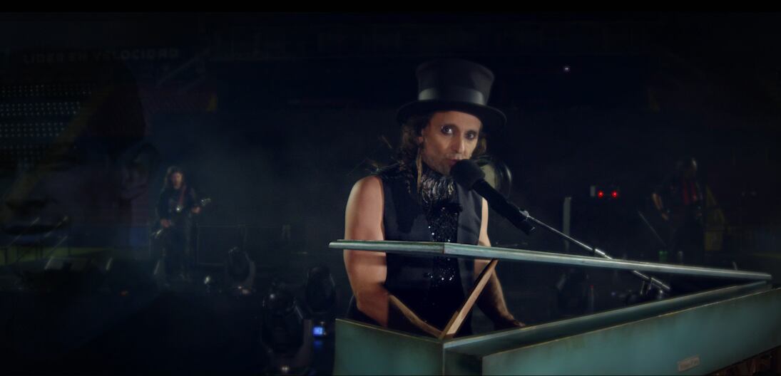 Luis Montalbert es el vocalista de Gandhi. Junto a Abel Guier escribió la letra de 'Inquebrantable'.