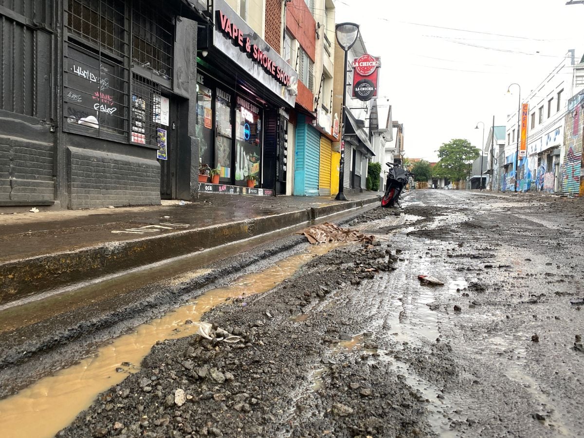 Las lluvias no han tenido clemencia con la Cali y da tristeza ver el estado de la calle.