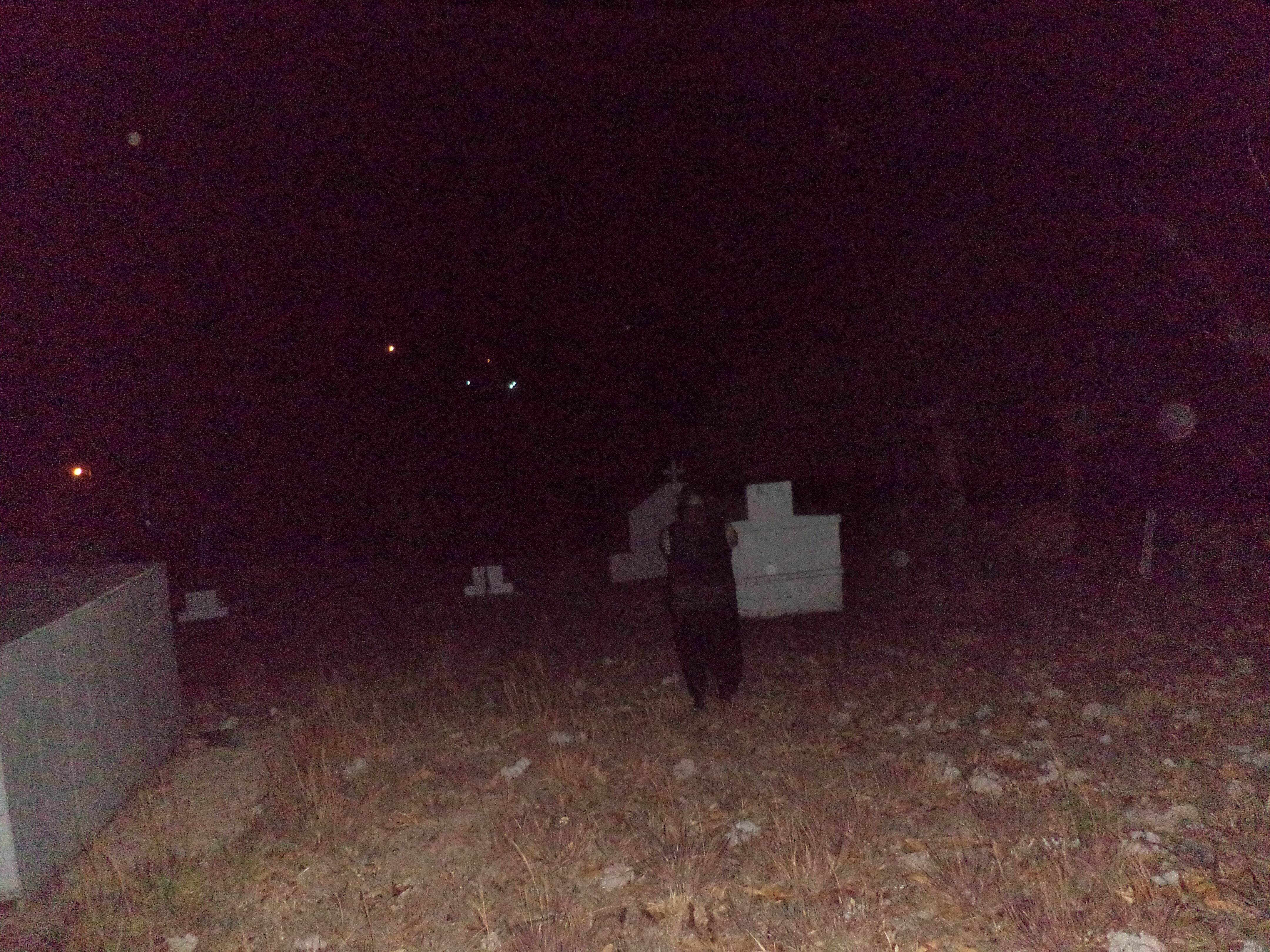 Abuelita chivísima porque le quemaron su ataúd fuera del cementerio