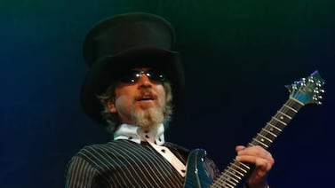 Él era el guitarrista estadounidense de una exitosa banda de rock que murió golpeado por la rampa de un bus en Osa