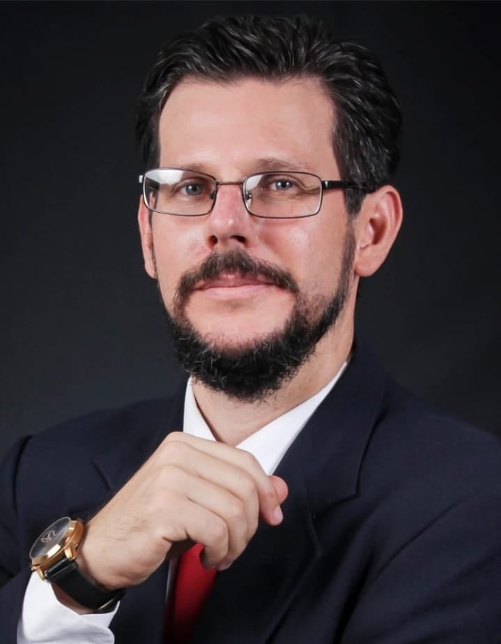 Esta es una historia de video juego, pero en la vida real y tiene que ver con la super poderosa transnacional de video juegos, Nintendo, y un humilde supermercado de San Ramón que se llama, desde hace añales, “Super Mario”. En la foto el abogado José Jiménez Blanco