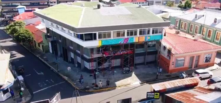 La artista costarricense, Carolina Rodríguez Herrera, está encargada de pintar lo mejor del San José de ayer y hoy en las paredes de la fachada del edificio Teresa que se ubica en barrio Amón. Le ayuda en la obra otra artista tica, Laura Chevez.