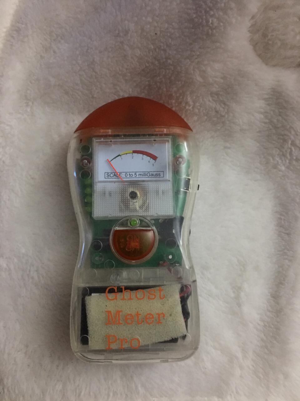 El fantasmómetro sirve para comunicarse y detecta  campos electromagnéticos    1 movimiento es un sí y 2 movimientos es un no