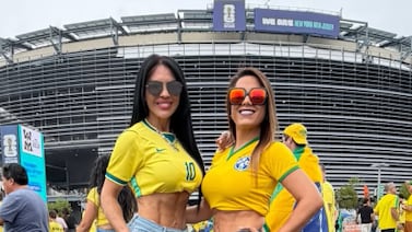 Marcela Negrini se topó con el tico más guapo, bueno eso dice él, antes de entrar a partido de Brasil en el Mundial
