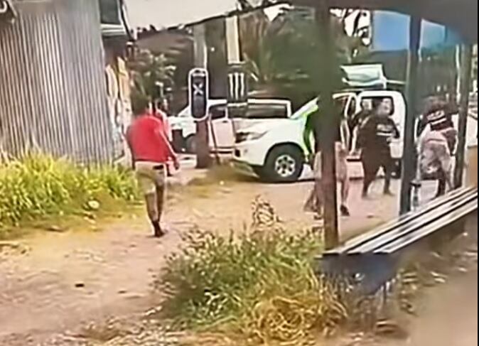 El pleito terminó con tres policías heridos y cuatro detenidos. Foto Facebook.