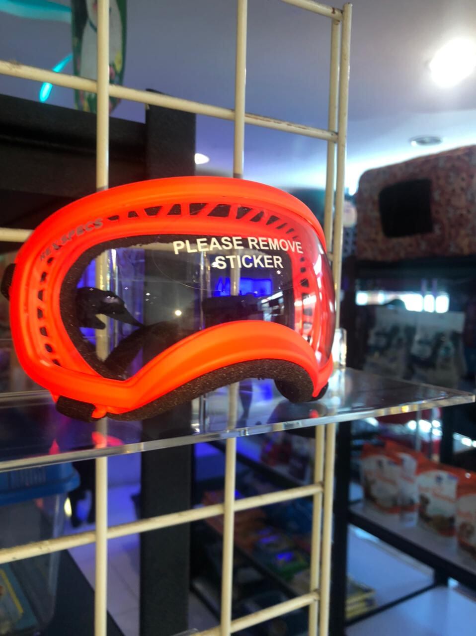 Los peluditos de la familia ya no tienen que andar sus ojos desprotegidos porque desde hace unos cinco meses se venden en el país anteojos de sol para perros, traídos por el veterinario Marco Mora Castro