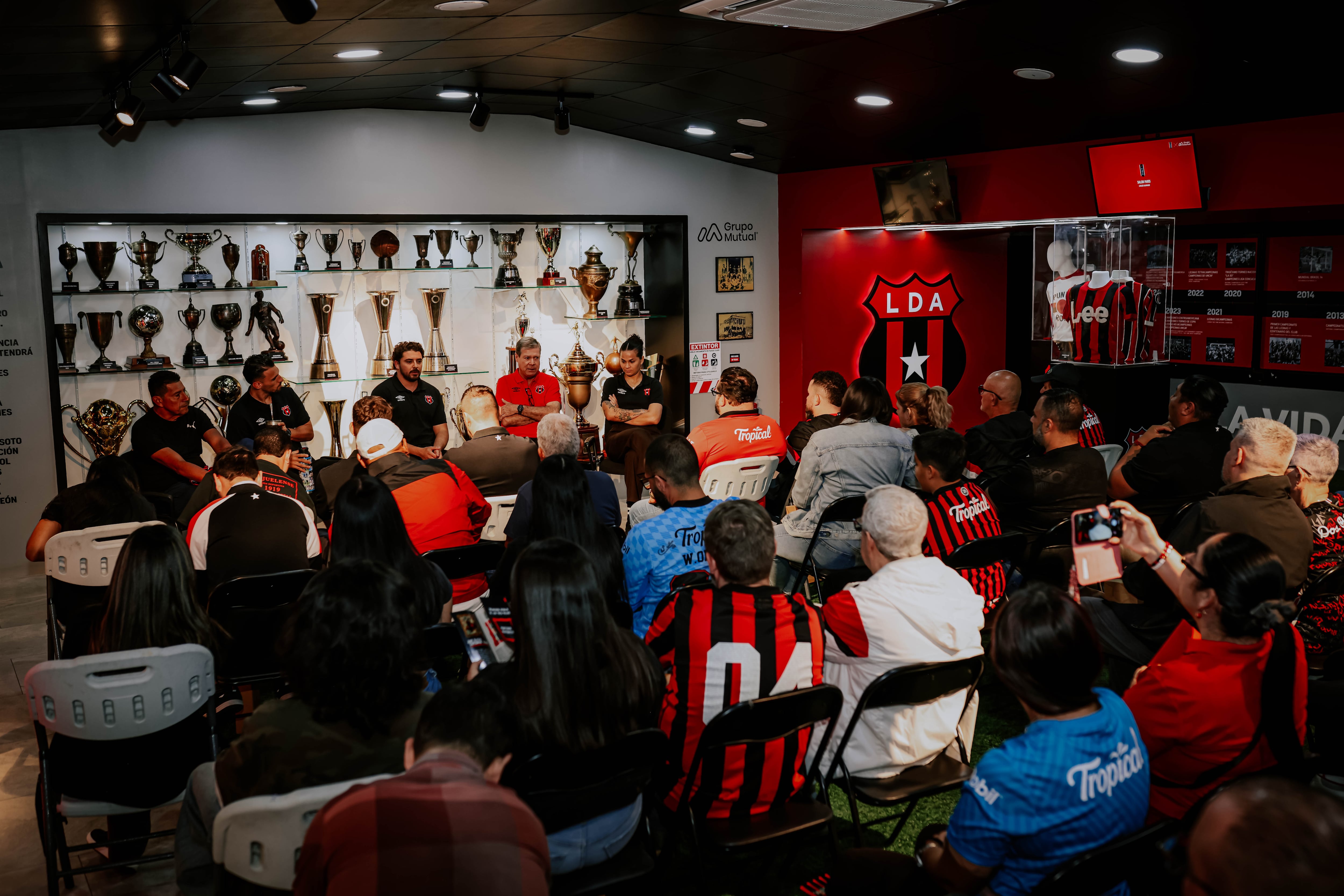 Washington Ortega tuvo un conversatorio muy sincero con aficionados de Alajuelense.