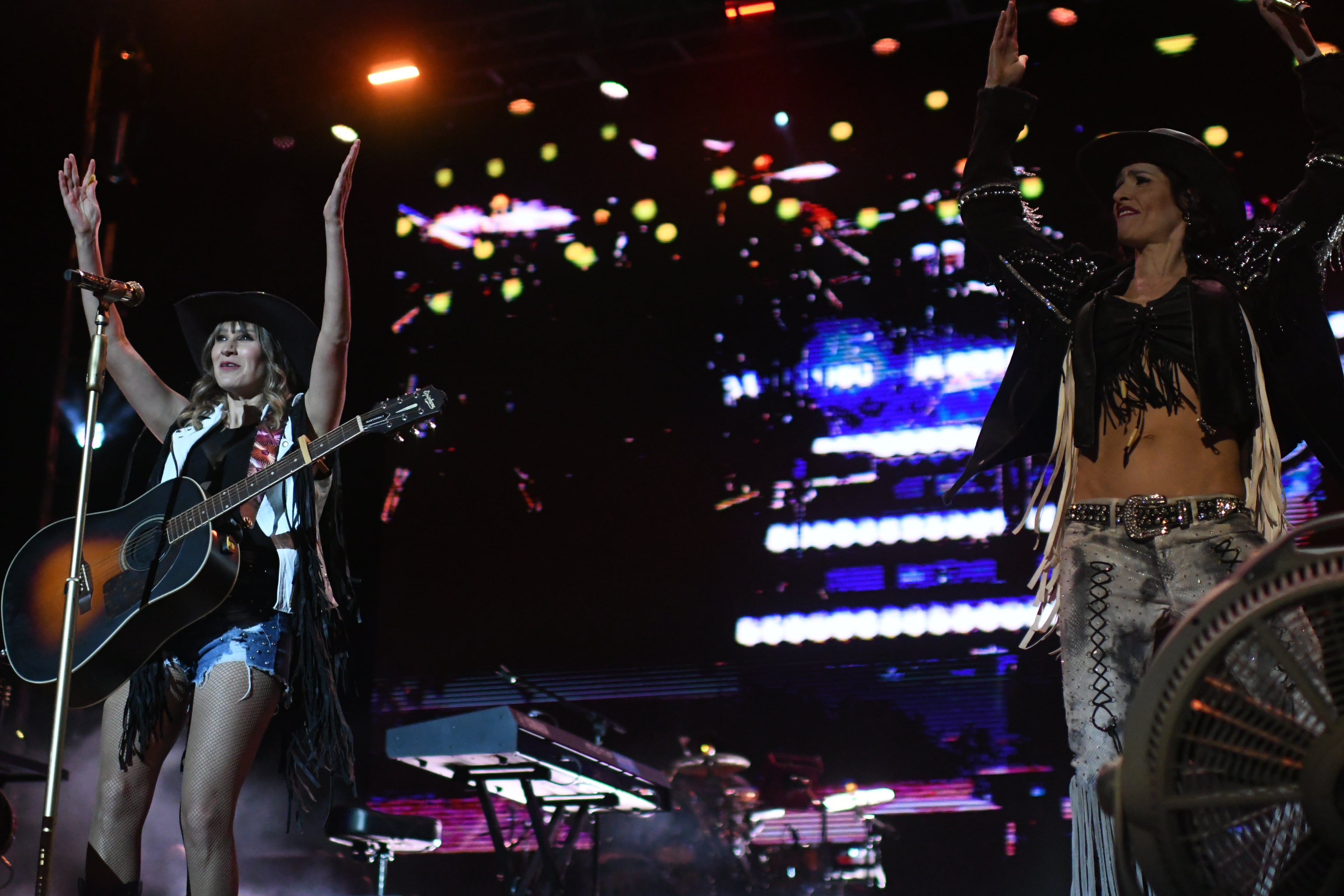 Las hermanas del dúo Ha-Ash en concierto en Costa Rica.