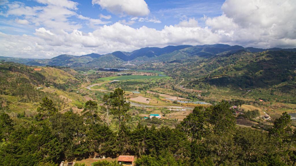 La vista panorámica del Valle de Orosi es uno de los atractivos de los miradores, ubicados en el cantón de Paraíso, Cartago. Foto: Cortesía ICT