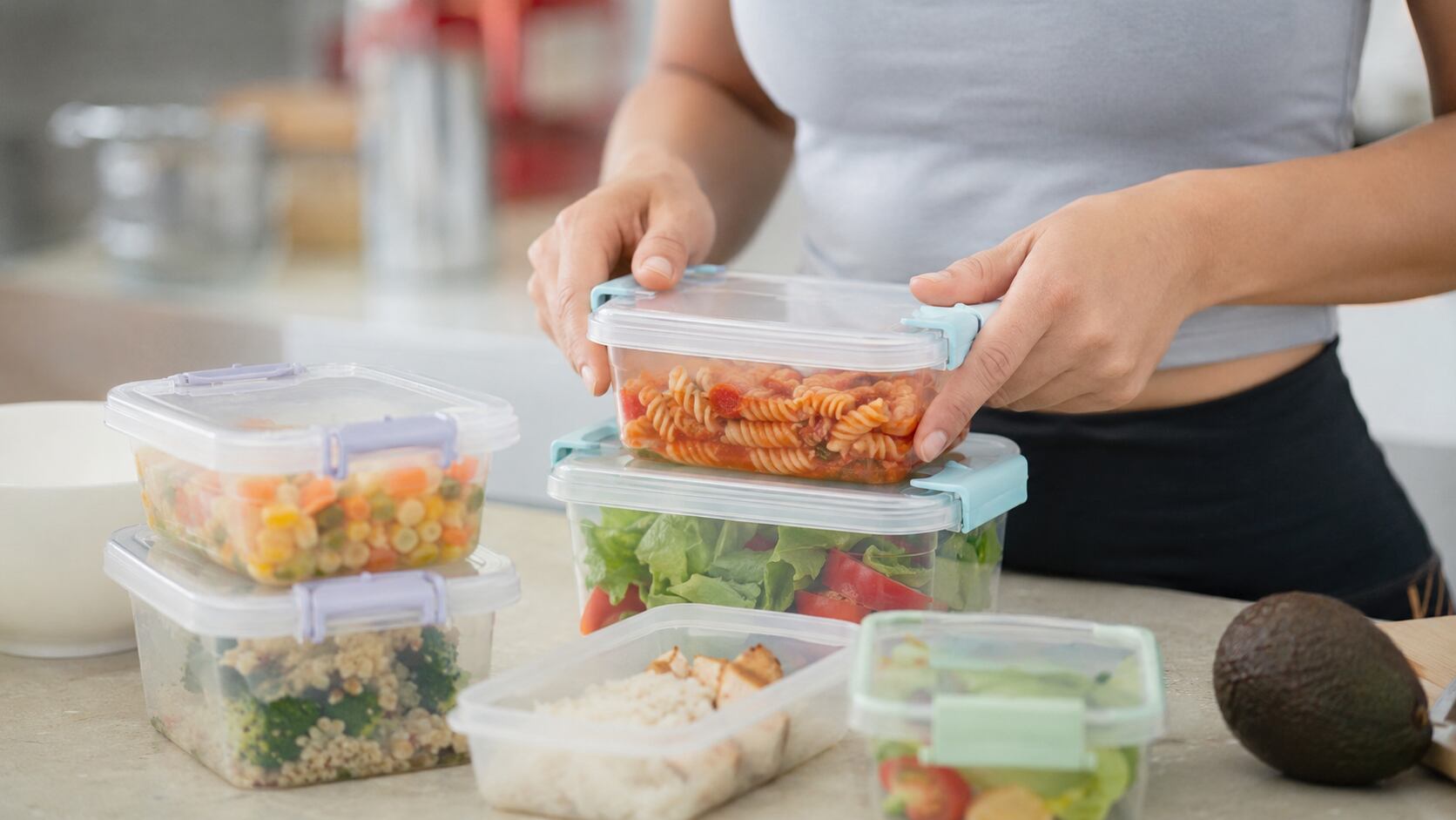 El calor, el tiempo de almacenamiento y el uso inadecuado de recipientes plásticos pueden incrementar la presencia de contaminantes en la comida.
