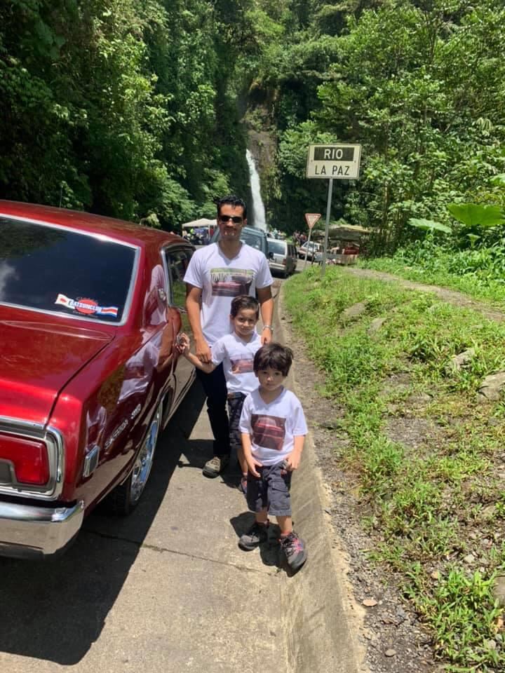 Para Diederick Cantillo Solano su Datsun 220C de 1977 no es un carro cualquiera, es su compa de vida, crecieron juntos y lo ha visto toda la vida, por eso es su amigo de grandes aventuras y lo amó desde que lo conoció. En la foto con sus hijos Santiago y Leonardo.