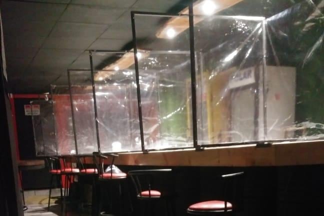 Asobarest y el Gobierno discuten si ponerle divisiones totales a los clientes en las barras de un bar o una cantina para evitar el coronavirus.