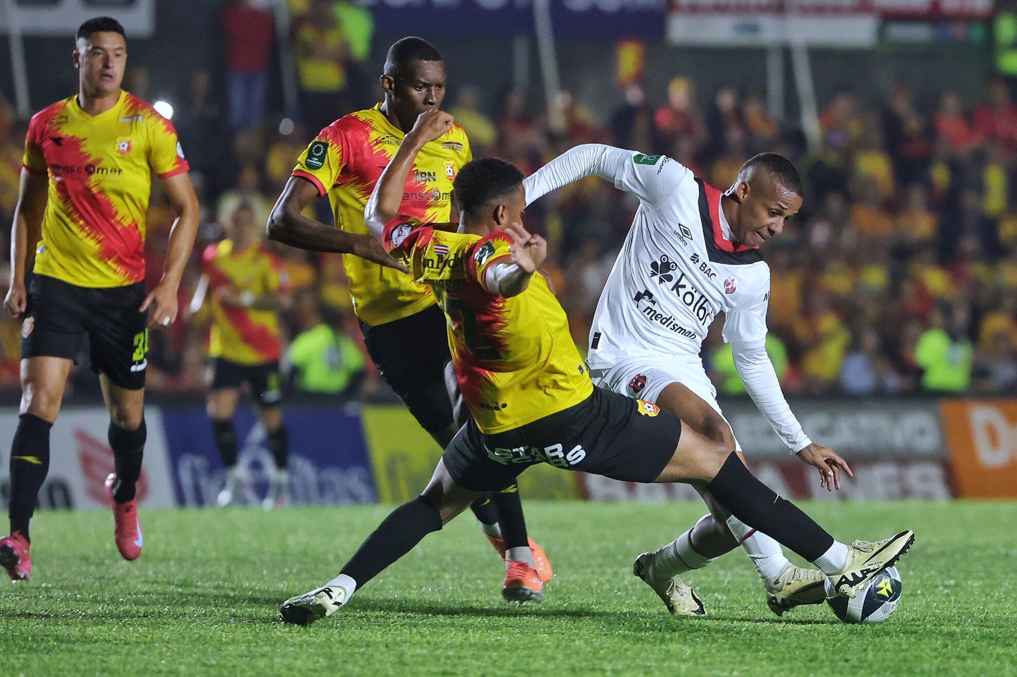 28/05/2025/ Juego entre Club Sport Herediano vs Liga Deportiva Alajuelense por  el partido de vuelta de la gran final el torneo Clausura de la Liga Promerica en el estadio Carlos Alvarado / foto John Durán