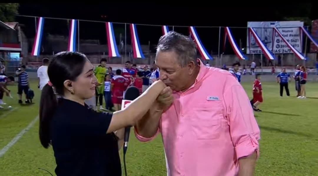 Solano le dio un beso a una periodista